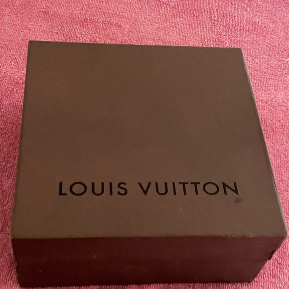 Louis Vuitton box with bow - Picture 9 of 14